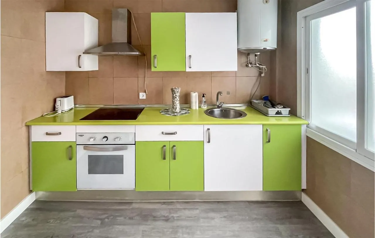 3 Bedroom Awesome Apartment In إِستيبونا إسبانيا