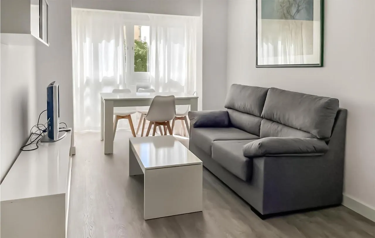 3 Bedroom Awesome Apartment In إِستيبونا إسبانيا